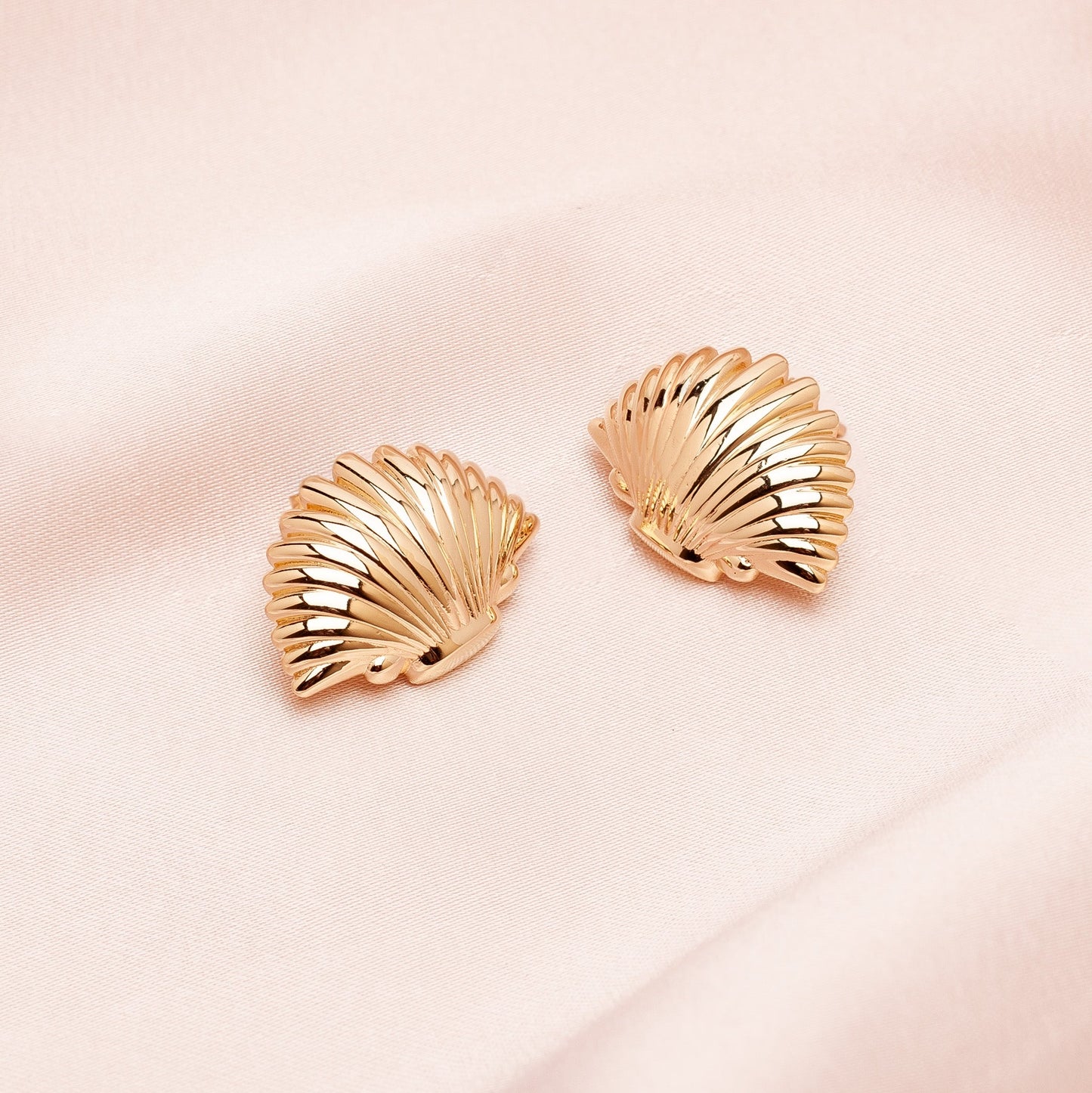 Oyster Large 14K Gold Earrings