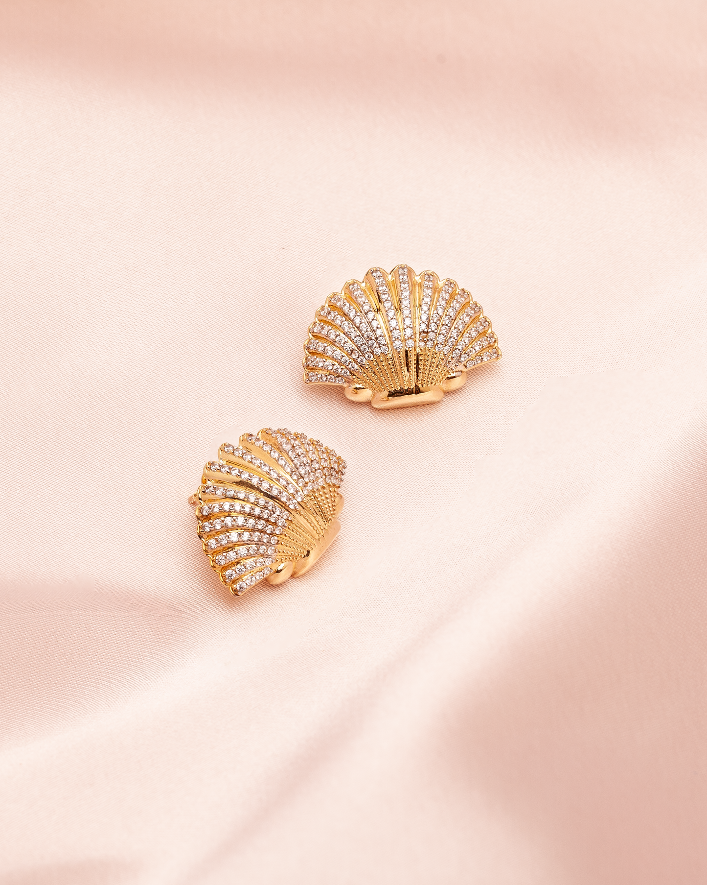 Oyster 14K Gold Earrings with Stone